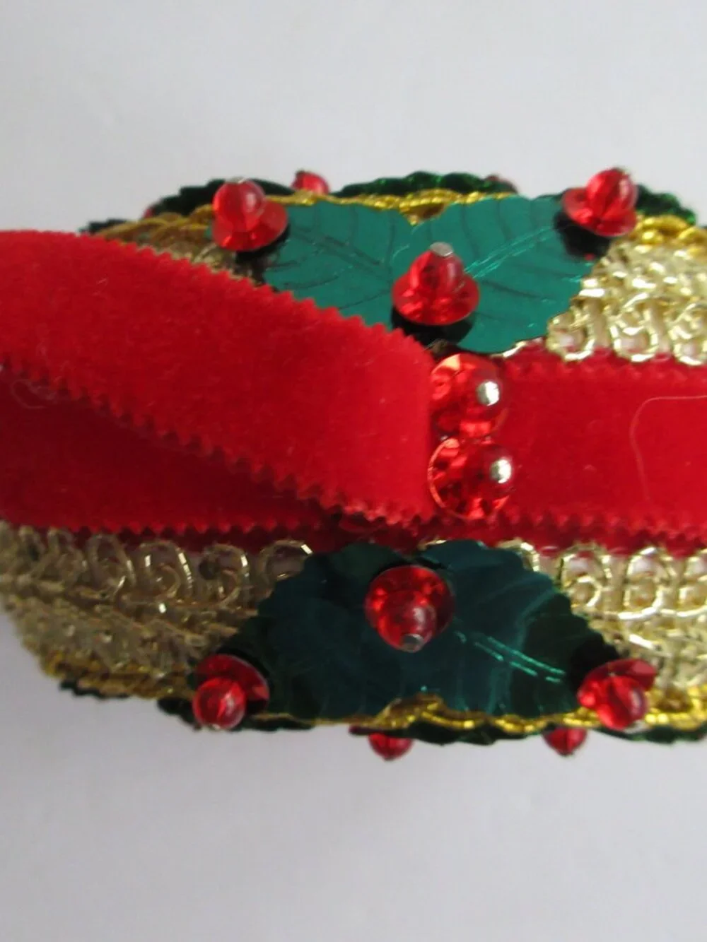 Push Pin Beaded Wreath Diorama Christmas Ornament Santa Kissing Mrs. Claus Vtg